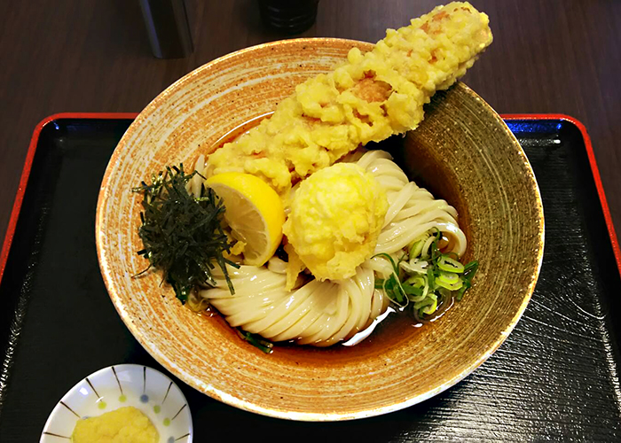 奈良の伝説が生んだ極上の讃岐うどん、2026年も熱狂は加速する——「サクジュワ」肉汁と圧巻のコシに狂喜する人々
