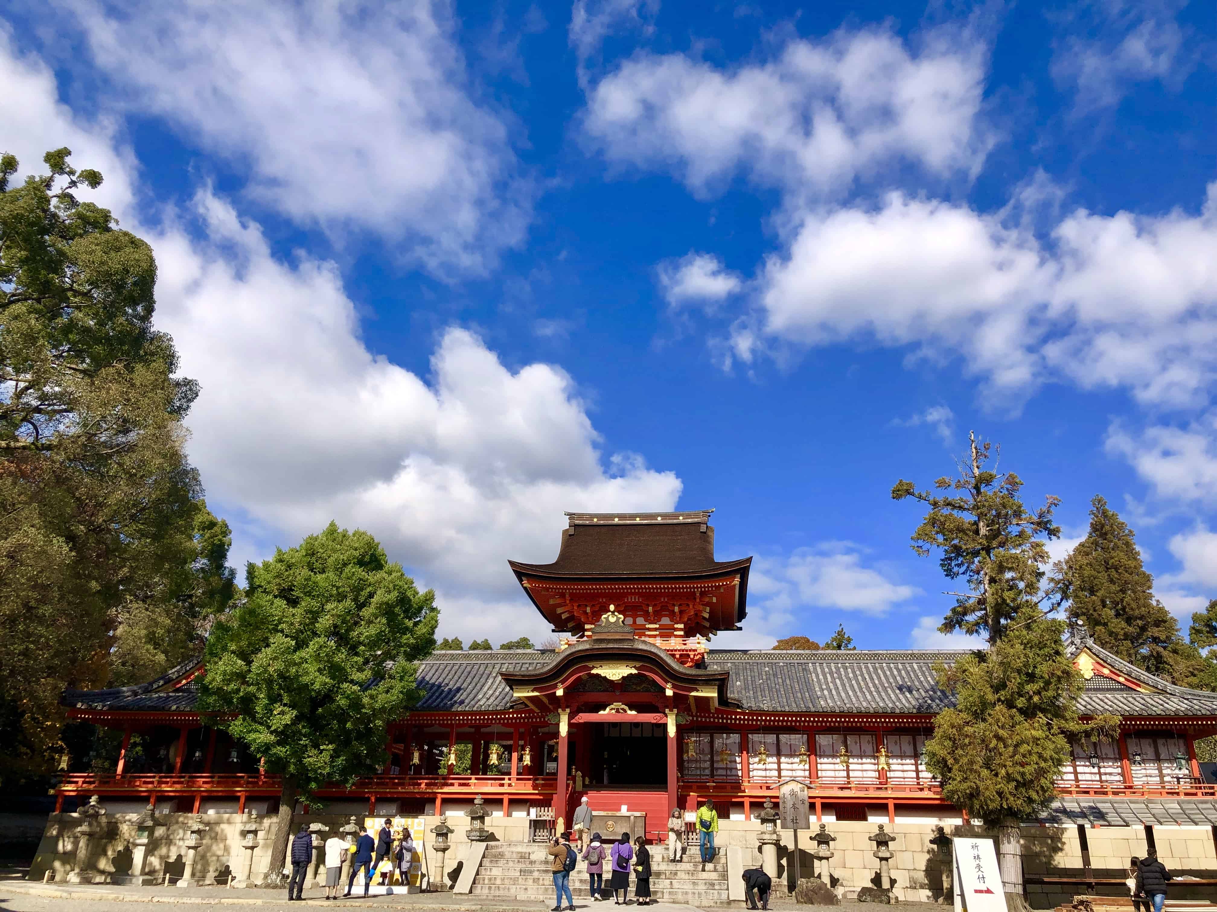 2026年、京都の喧騒を離れて男山へ──国宝「石 清水 八幡宮」の深閑が今ふたたび問う、日本人の祈りの原点