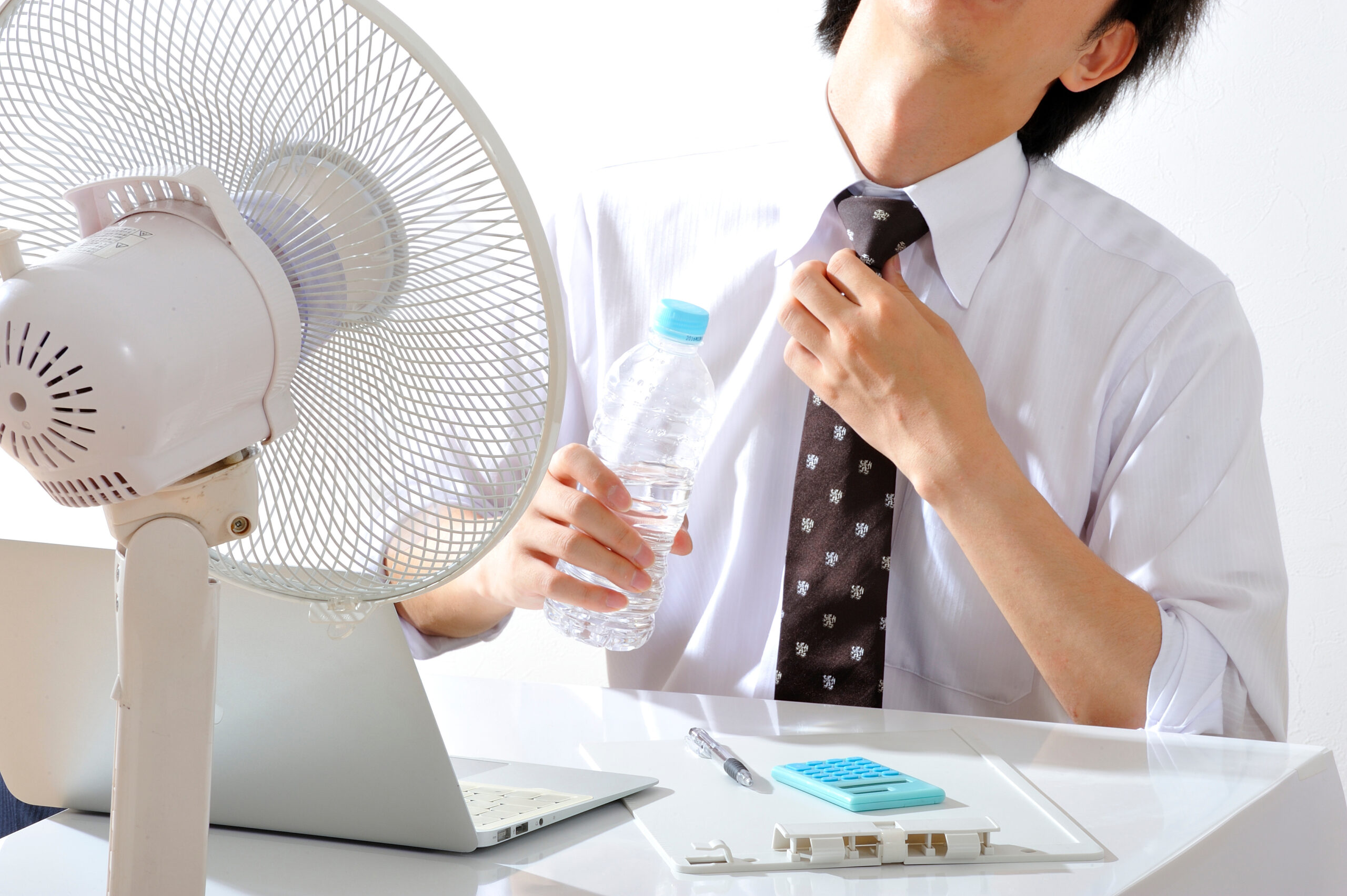 職場が暑いのは違法？エアコンつけない理由と体調不良限界時の対策