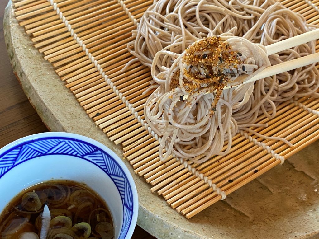 蕎麦に七味をつゆへ入れるのはNg？老舗の極意と三大名品を徹底比較