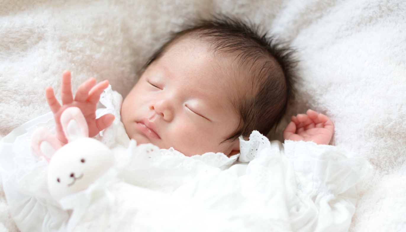 新生児がずっと寝てる原因とは？起こして授乳すべき判断と受診目安