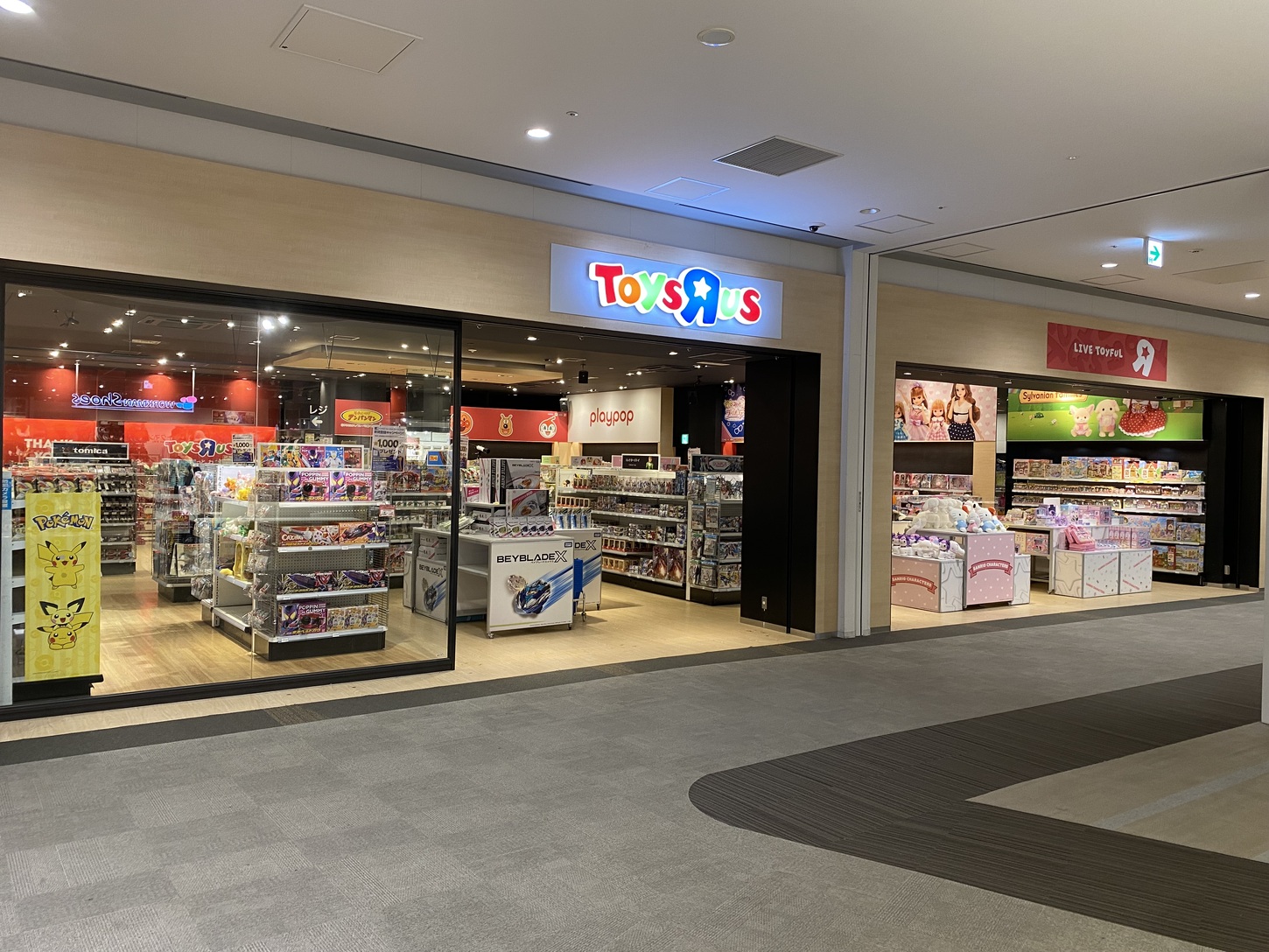 なぜ服屋はシールを配る？アパレルステッカーの熱狂と驚きの販促効果