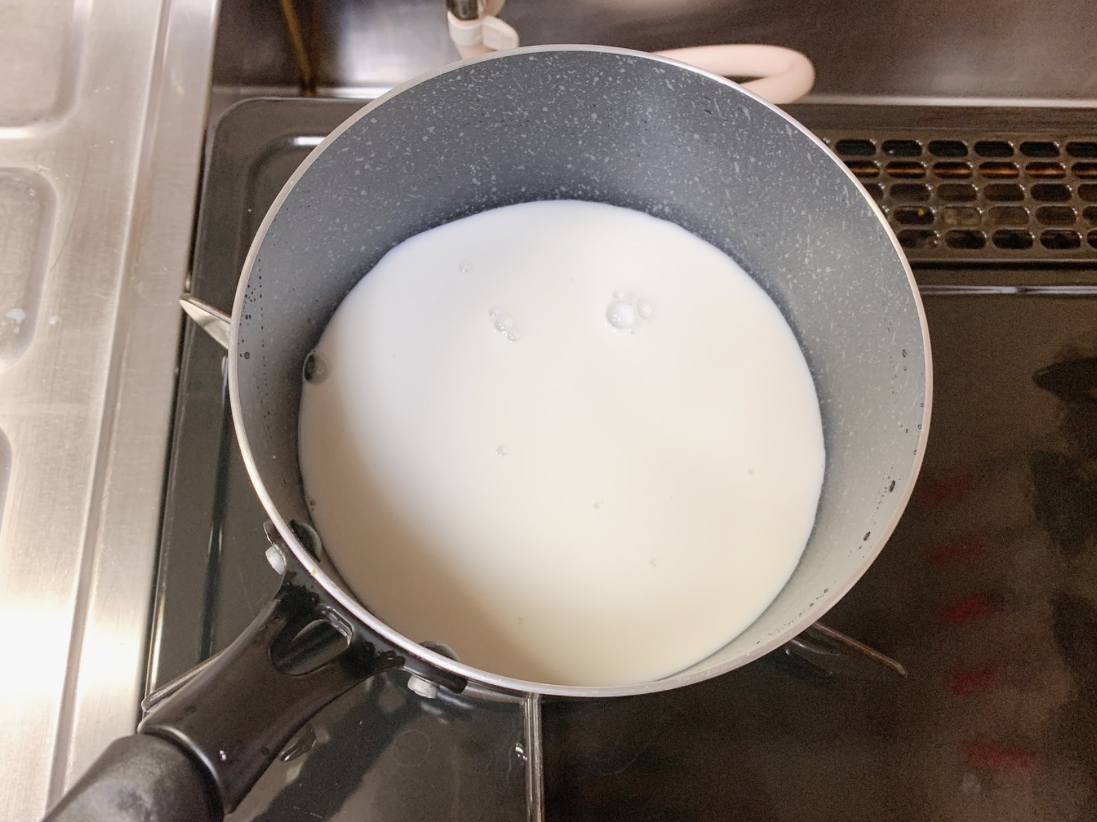 牛乳を鍋で温めると焦げる理由とは？膜を張らせず極上に仕上げるプロの技