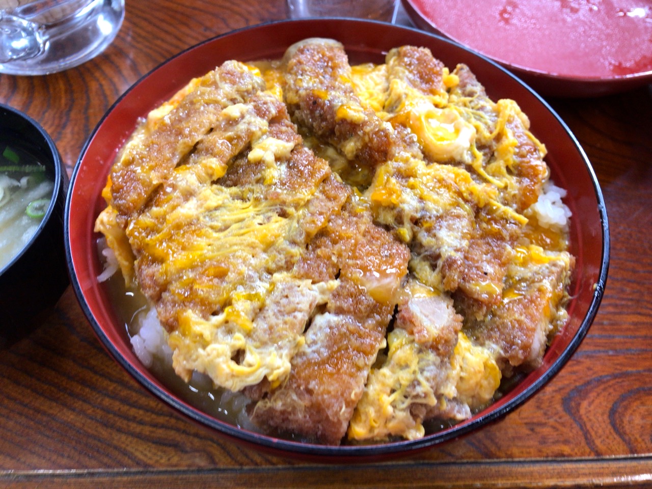 高知の山奥で行列が絶えない謎。「ひばり食堂」の超ド級カツ丼が2026年も全国の胃袋を掴んで離さない理由