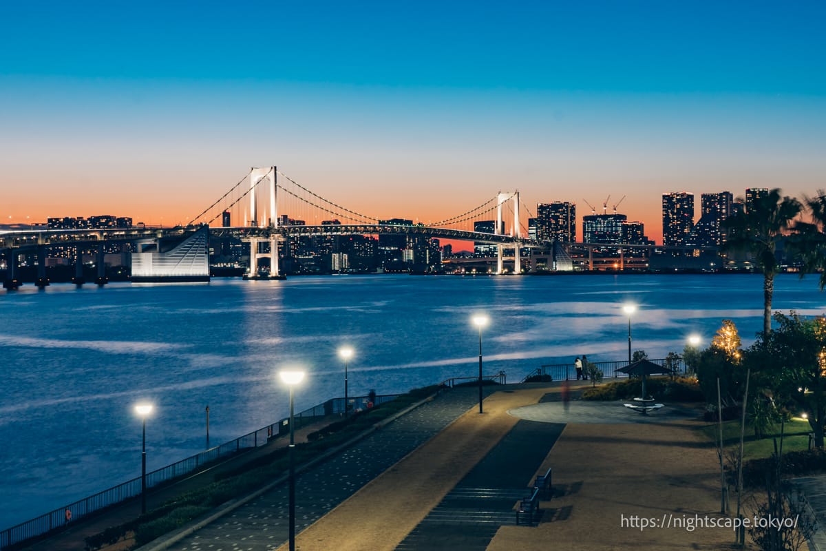 2026年最新｜水面に揺らめく光のドラマ「豊洲公園」夜景の深遠。進化する湾岸エリアで出会う特別な夜の過ごし方