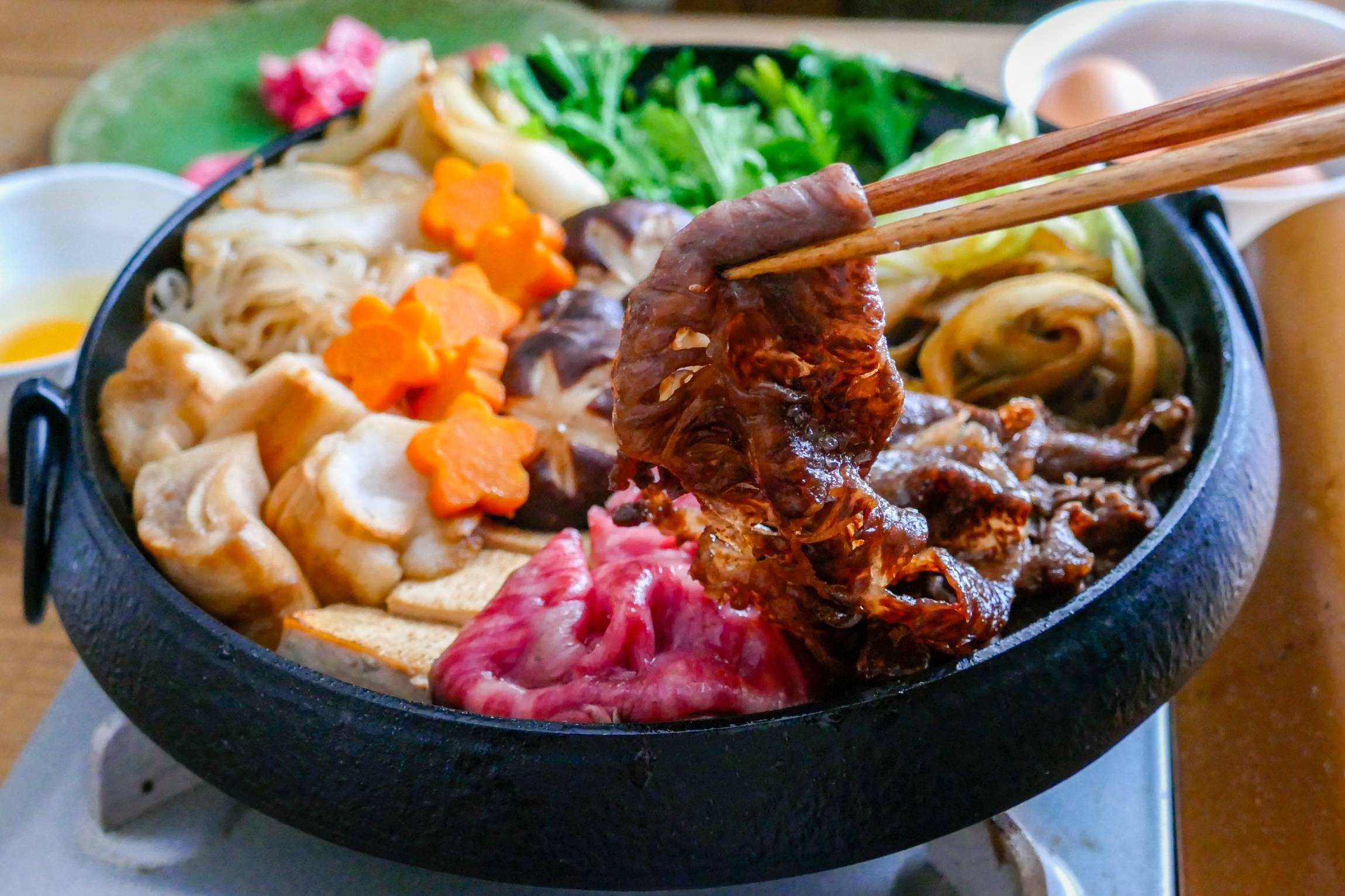 なぜ肉を先に焼く？関西風すき焼きの黄金比レシピと失敗しない作り方